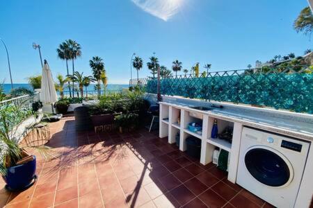 Apartamento en primera linea de playa con parking Nerja Exterior foto