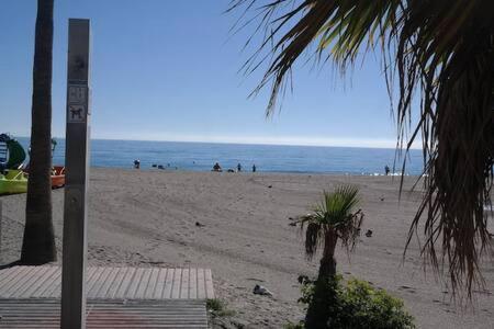 Apartamento en primera linea de playa con parking Nerja Exterior foto