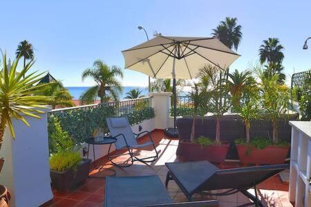 Apartamento en primera linea de playa con parking Nerja Exterior foto