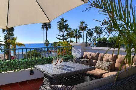Apartamento en primera linea de playa con parking Nerja Exterior foto