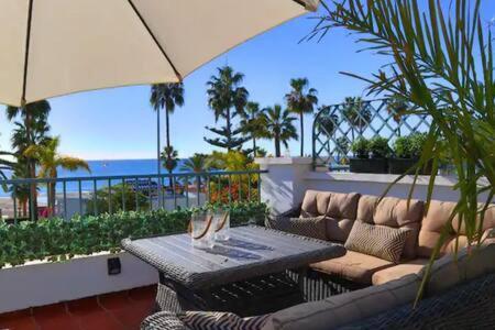Apartamento en primera linea de playa con parking Nerja Exterior foto