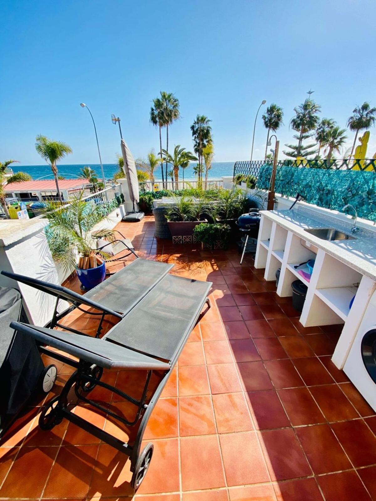 Apartamento en primera linea de playa con parking Nerja Exterior foto